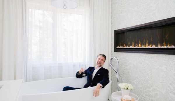 τζάκι ηλεκτρικό μακρόστενο εντοιχιζμένο σε μπάνιο ξενοδοχείου με γυψοσανίδα, ασφαλές, Dimplex Ignite XL