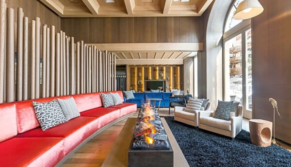 τζάκι ηλεκτρικό, ατμού, σε εντυπωσιακό μοντέρνο καθιστικό ξενοδοχείου, dimplex cassette 1000 με ξύλα